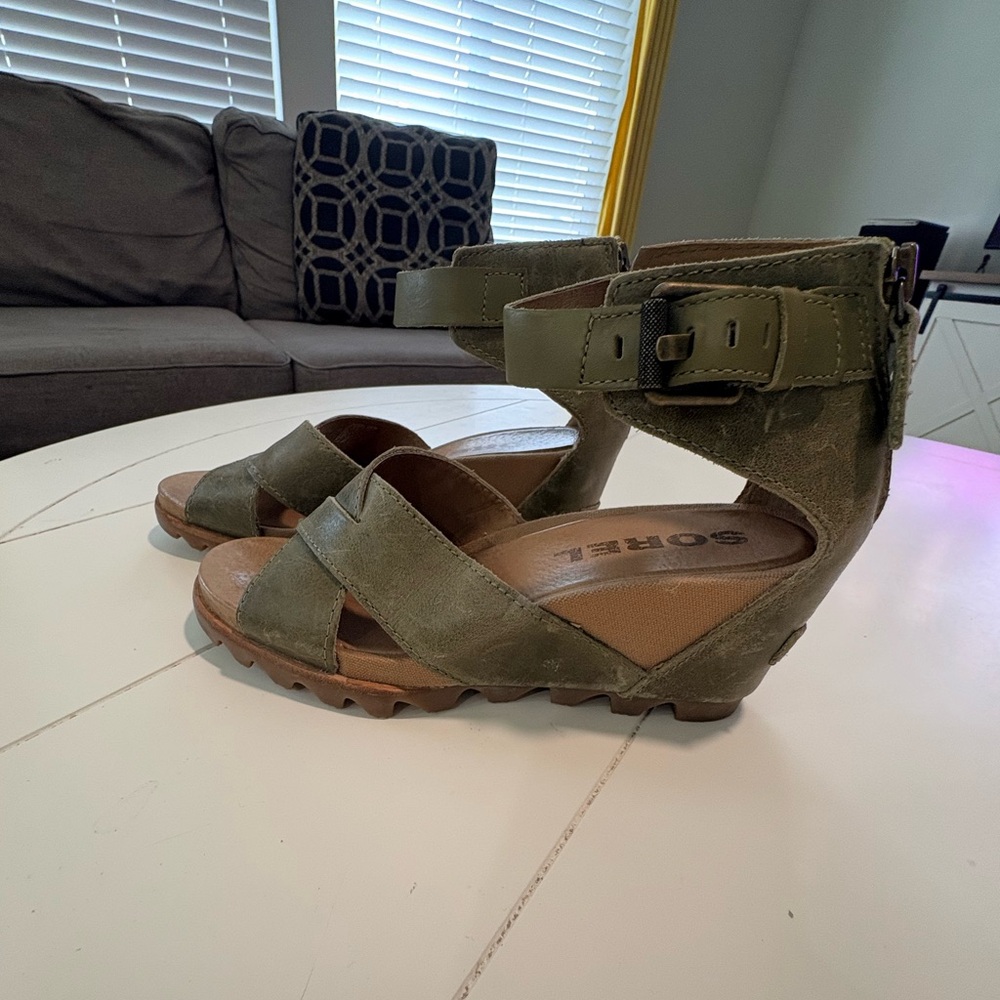 Sorel Joanie II Olive Green Leather Chunky Wedge Sandals Buckle Ankle Strap sz 8
